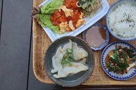 手作り皮の水餃子と海老のチリ玉