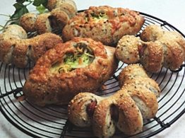ソーセージごまパンとキャベツゴルゴンゾーラのごまパン