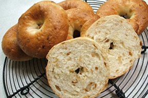オニオンベーグルと春キャベツのミンチかつ