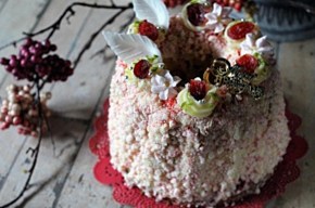 ピンクのリース風デコレーションケーキ