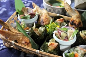 天むすと手羽餃子など