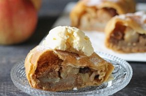 アップルシュトゥルーデルとバニラアイスクリーム