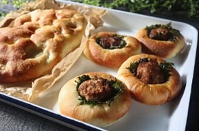 じゃがいもとクミンのフォカッチャ・大葉と味噌つくねパン