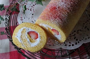 苺とカスタードのスフレロールケーキ