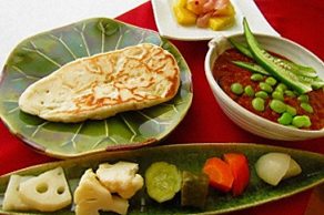 夏野菜とトマトのカレーとナン、ピクルス